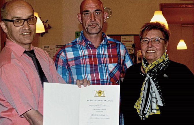 Mit Unterstützung durch den zweiten ASV-Vorsitzenden Olaf Born (Mitte) zeichnete Bürgermeister Harald Eiberger die ASV-Vorsitzende Hedwig Ramstein mit der Landesehrennadel aus. Foto: Stahlfeld