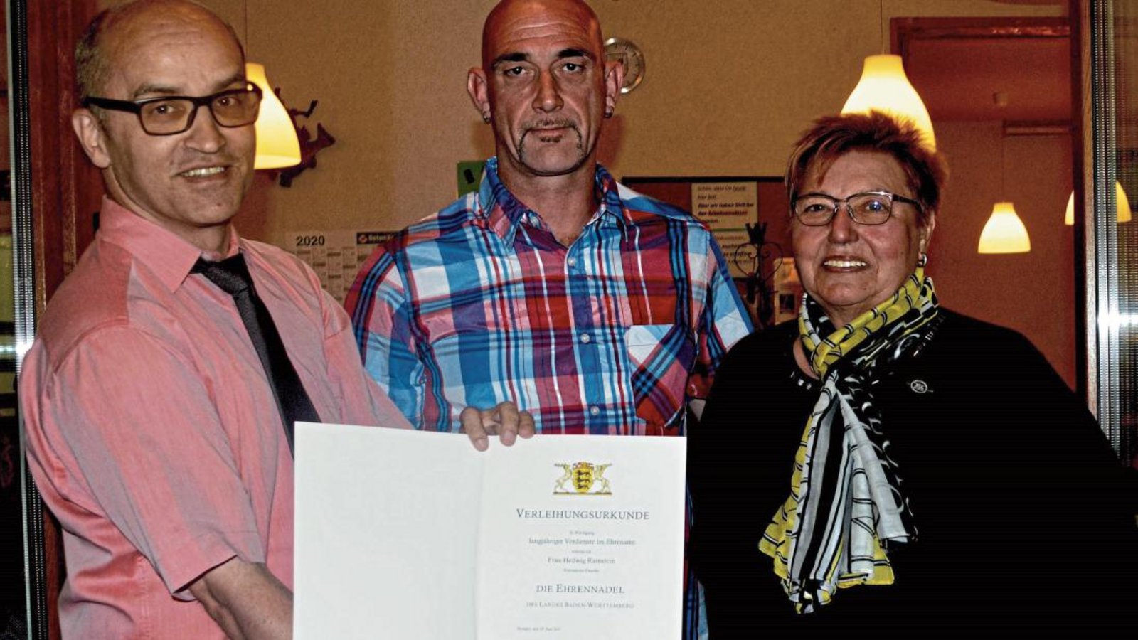 Mit Unterstützung durch den zweiten ASV-Vorsitzenden Olaf Born (Mitte) zeichnete Bürgermeister Harald Eiberger die ASV-Vorsitzende Hedwig Ramstein mit der Landesehrennadel aus. Foto: Stahlfeld Mit Unterstützung durch den zweiten ASV-Vorsitzenden Olaf Born (Mitte) zeichnete Bürgermeister Harald Eiberger die ASV-Vorsitzende Hedwig Ramstein mit der Landesehrennadel aus. Foto: Stahlfeld