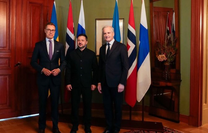 Der ukrainische Präsident Wolodymyr Selenskyj (M) bei einem Treffen mit dem norwegischen Ministerpräsidenten Jonas Gahr Støre und dem finnischen Präsidenten Alexander Stubb (l).<span class='image-autor'>Heiko Junge/Pool NTB/dpa</span>