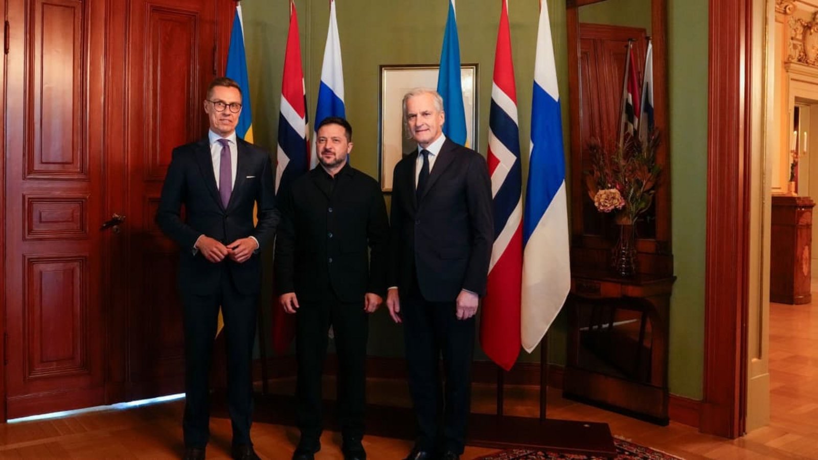 Der ukrainische Präsident Wolodymyr Selenskyj (M) bei einem Treffen mit dem norwegischen Ministerpräsidenten Jonas Gahr Støre und dem finnischen Präsidenten Alexander Stubb (l).Heiko Junge/Pool NTB/dpa Der ukrainische Präsident Wolodymyr Selenskyj (M) bei einem Treffen mit dem norwegischen Ministerpräsidenten Jonas Gahr Støre und dem finnischen Präsidenten Alexander Stubb (l).Heiko Junge/Pool NTB/dpa