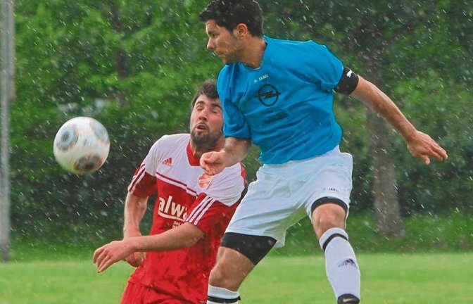 Der TSV Häfnerhaslach (rechts Nelson Caldas) hat in der Kreisliga B 5 die Tabellenspitze erklommen und ist am Sonntag bei A-Liga-Absteiger TSV Unterriexingen zu Gast. Foto: Nachreiner