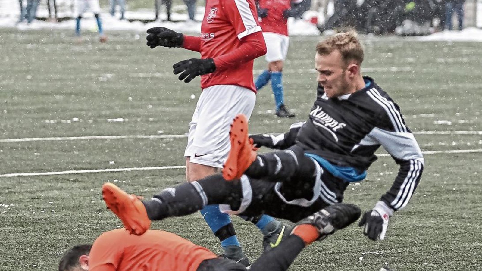 Bevor Yannick Wohlfahrt auf ihm landet, begräbt Croatia-Torwart Athanasios Papakonstantinou den Ball unter sich. Foto: Simecek Bevor Yannick Wohlfahrt auf ihm landet, begräbt Croatia-Torwart Athanasios Papakonstantinou den Ball unter sich. Foto: Simecek