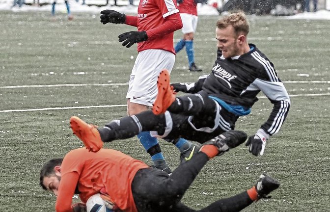 Bevor Yannick Wohlfahrt auf ihm landet, begräbt Croatia-Torwart Athanasios Papakonstantinou den Ball unter sich. Foto: Simecek