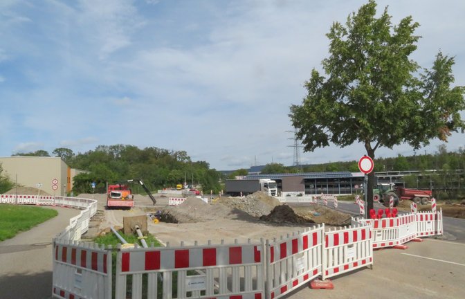 An der Einmündung der Vaihinger Steinbeisstraße in die Neue Bahnhofstraße soll ein Kreisverkehr mit Zufahrt zum Gewerbegebiet Fuchsloch III entstehen. Wer zum Bahnhof will, muss sich an der Ampel anstellen und wird über eine provisorische Umfahrung geführt. Fußgänger und Radler müssen über das Waldorfgelände ausweichen. Dauer der Behinderungen: bis 7. September. So ist’s geplant. <span class='image-autor'>Foto: Arning</span>