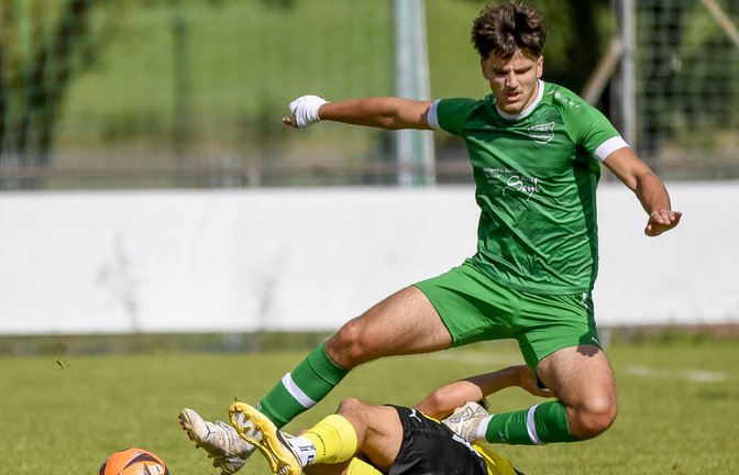 Für den TSV Kleinglattbach kämpft Serif Ciftci (oben) gegen Robin Carta druckvoll um den Ball.
