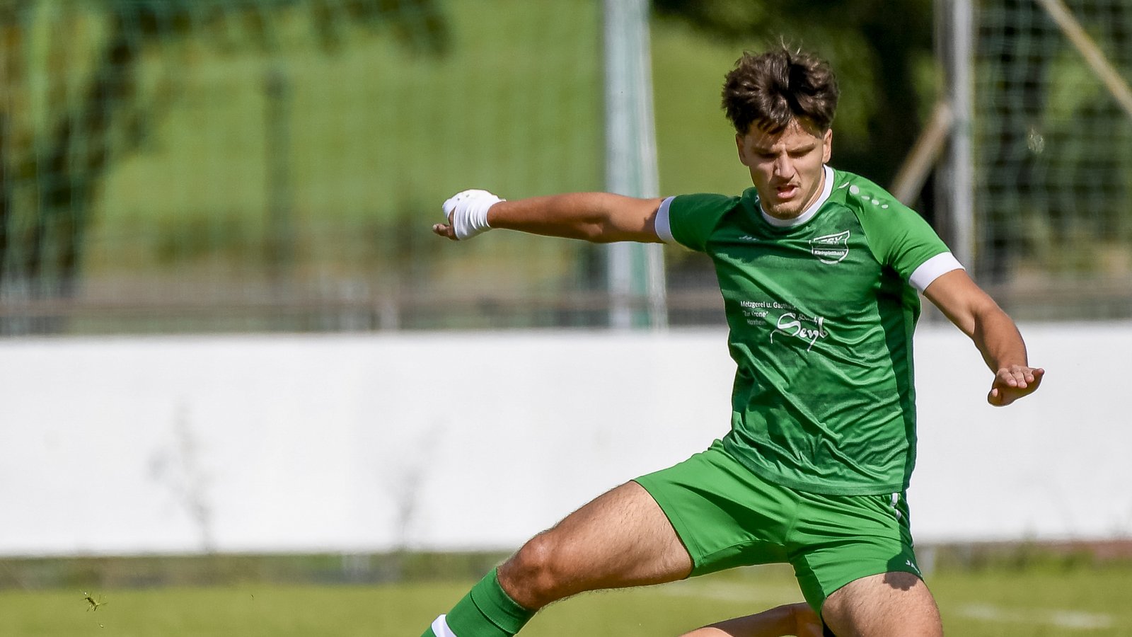 Für den TSV Kleinglattbach kämpft Serif Ciftci (oben) gegen Robin Carta druckvoll um den Ball. Für den TSV Kleinglattbach kämpft Serif Ciftci (oben) gegen Robin Carta druckvoll um den Ball.