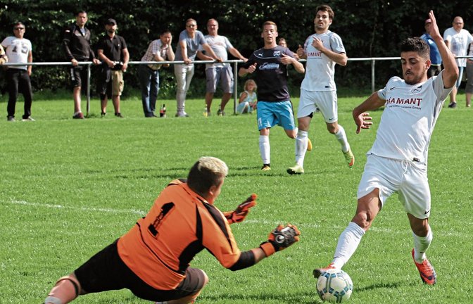 Hakan Atalay (rechts) kommen die taktischen Experimente von Spielertrainer Sinan Yilmaz besonders zugute. Foto: Nachreiner