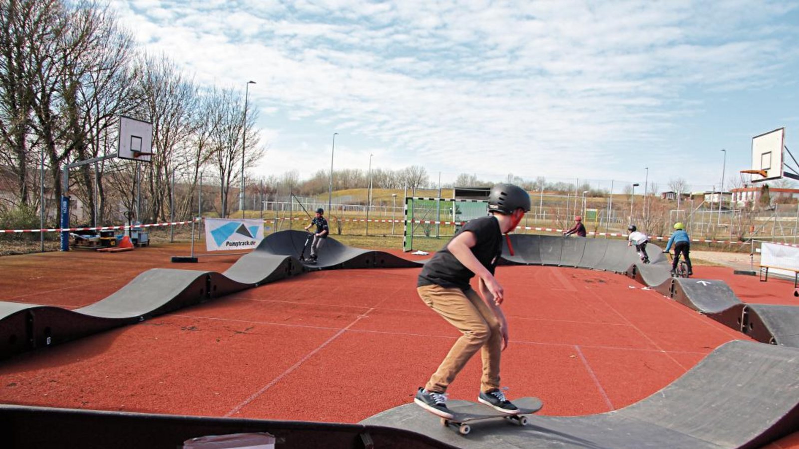 Mit der mobilen Pumptrack-Bahn konnte man sich einen ersten Eindruck vom geplanten Projekt beim Kleinspielfeld verschaffen. Fotos: Gergen Mit der mobilen Pumptrack-Bahn konnte man sich einen ersten Eindruck vom geplanten Projekt beim Kleinspielfeld verschaffen. Fotos: Gergen