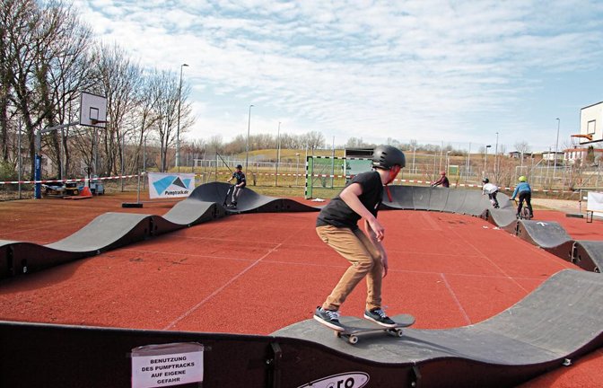 Mit der mobilen Pumptrack-Bahn konnte man sich einen ersten Eindruck vom geplanten Projekt beim Kleinspielfeld verschaffen.  Fotos: Gergen