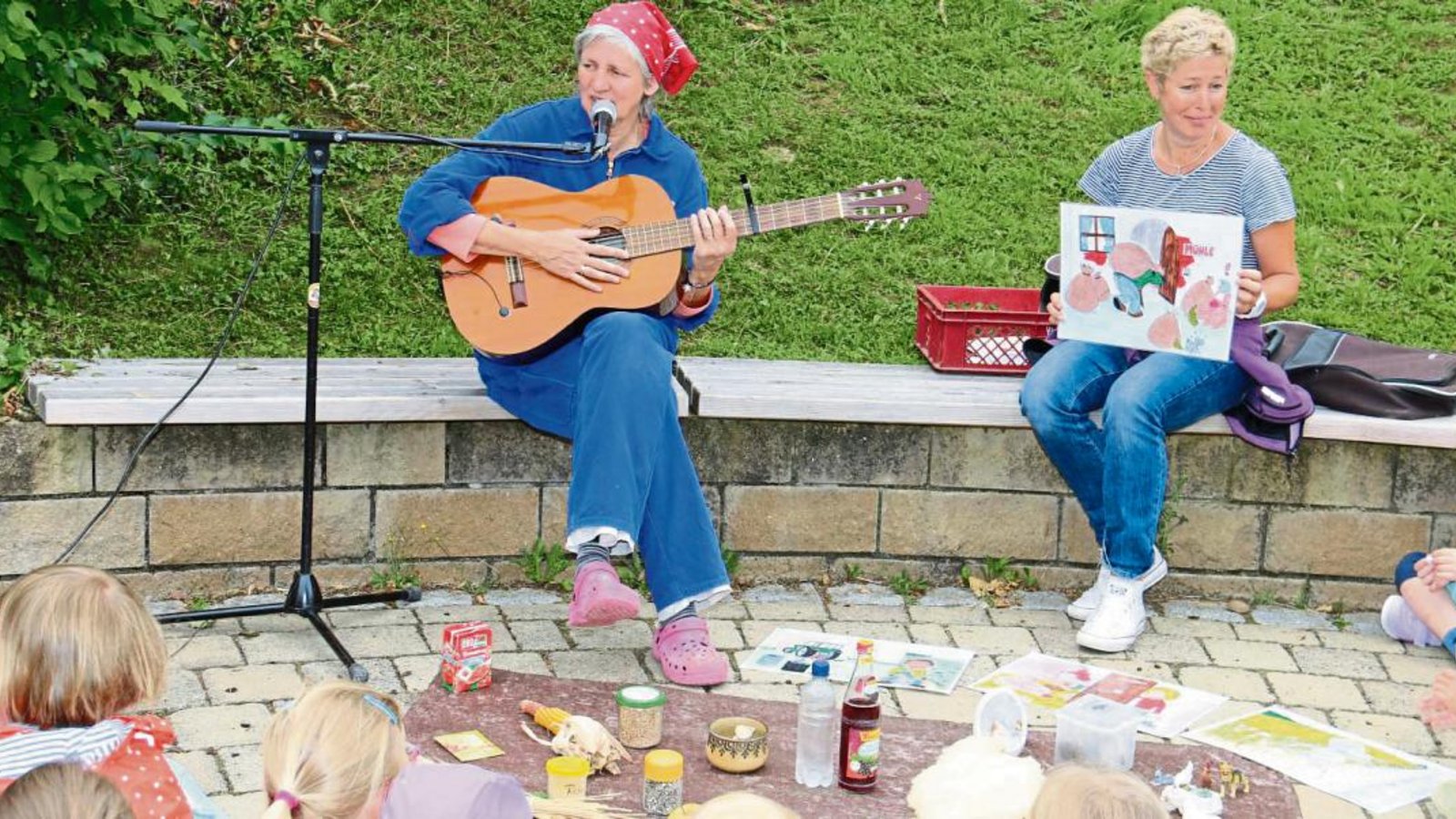 Kerstin Gronbach führt mit einem Lied zur Gitarre und Schaubildern kindgerecht in das Thema Lebensmittelerzeugung ein. Fotos: Rücker