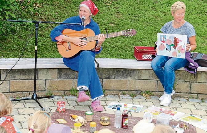 Kerstin Gronbach führt mit einem Lied zur Gitarre und Schaubildern kindgerecht in das Thema Lebensmittelerzeugung ein. Fotos: Rücker