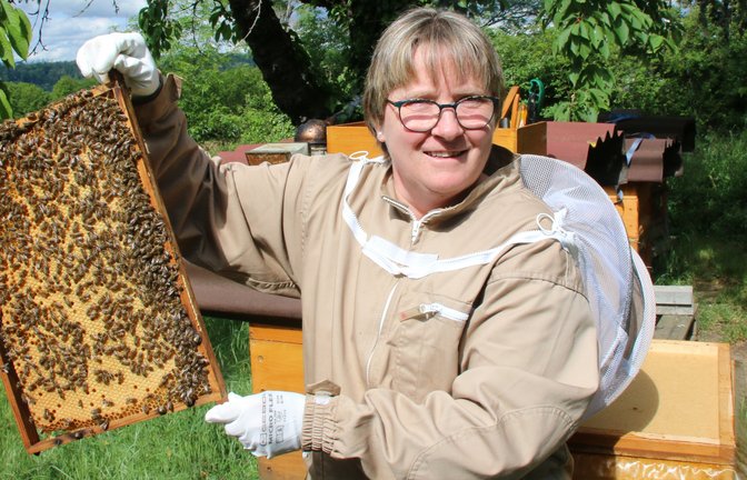 Die Biologin Christine Häfner ist seit 15 Jahren Hobbyimkerin. Sie kümmert sich um 14 Völker, das sind etwa eine Million Bienen.  <span class='image-autor'>Fotos: Pyta</span>