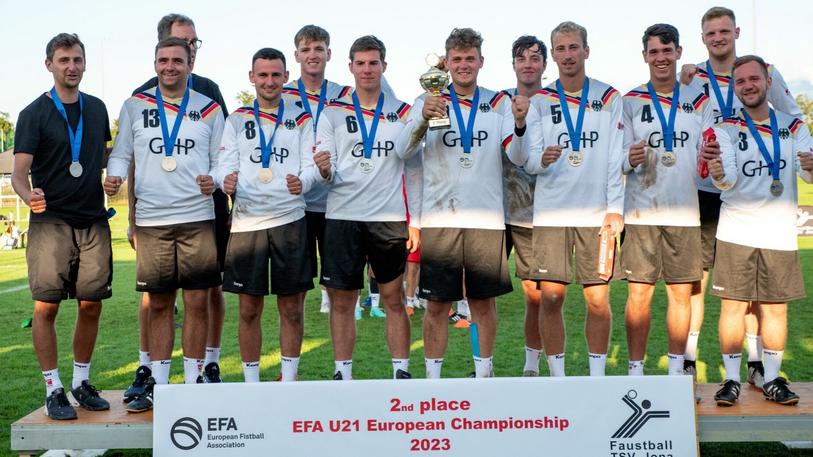 Die deutschen U 21-Vizeeuropameister (von links, im weißen Trikot): Nick Poppe, Hannes Himmelhan, Bryan Killinger, Paul Jantzen, Fabio Lauck, Johann Schneider, Moritz Lutzenberger, Andreas Knodel, Yannis Wethling und Janne Habenstein. Foto: Matuh/Faustball Deutschland