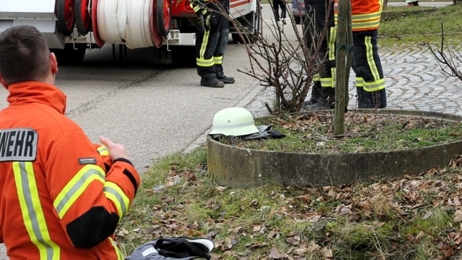 Die Feuerwehr beim Einfangen der Hündin am Silvestertag. Fotos: Feuerwehr Wiernsheim