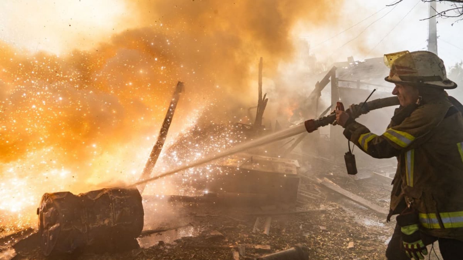 Eine Rettungskraft löscht einen Brand in Wohnhäusern, die bei einem russischen Angriff zerstört wurden.Andrii Marienko/AP/dpa Eine Rettungskraft löscht einen Brand in Wohnhäusern, die bei einem russischen Angriff zerstört wurden.Andrii Marienko/AP/dpa