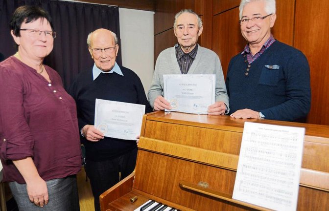 Elisabeth Mikonya-Stahl ehrte für 70-jährige Mitgliedschaft Kurt Hellmann und Willi Glaser. Rechts Helmut Oehrle. Foto: Fotomoment