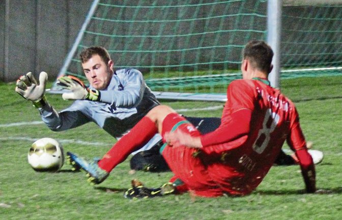 SVR-Torwart Denis Rommel (links) kommt gegen Nussdorfs Marcel Boch einen Tick schneller an den Ball. Foto: Nachreiner