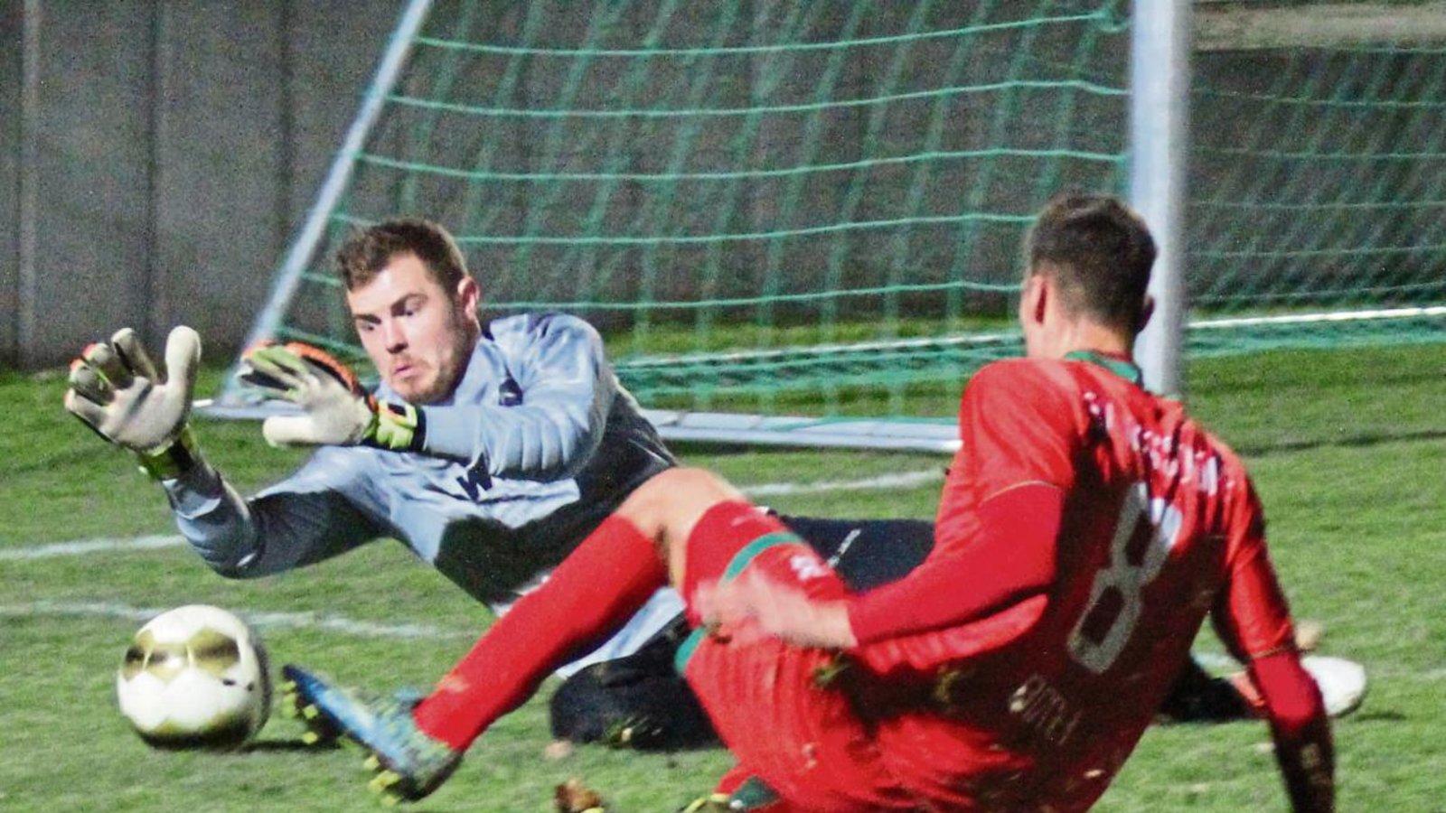 SVR-Torwart Denis Rommel (links) kommt gegen Nussdorfs Marcel Boch einen Tick schneller an den Ball. Foto: Nachreiner SVR-Torwart Denis Rommel (links) kommt gegen Nussdorfs Marcel Boch einen Tick schneller an den Ball. Foto: Nachreiner