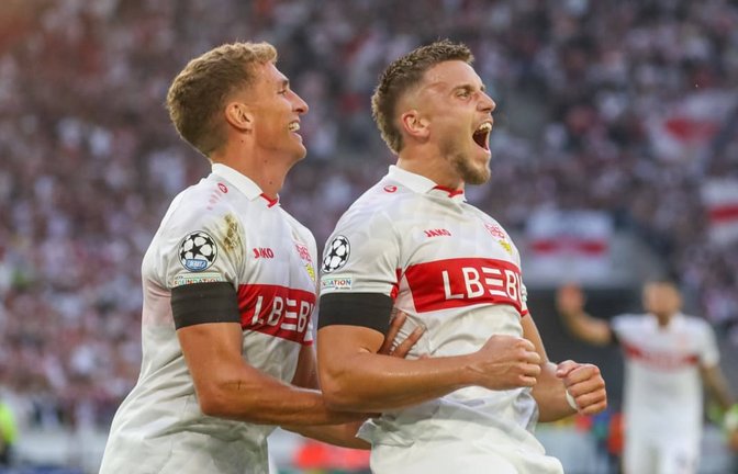 Nach seinem Treffer bejubelte Ermedin Demirović (r.) sein Tor gemeinsam mit Grischa Prömel. Mit seinem Hattrick trug er maßgeblich zum Sieg des VfB Stuttgart bei.<span class='image-autor'>IMAGO/Pressefoto Rudel/Herbert Rudel</span>