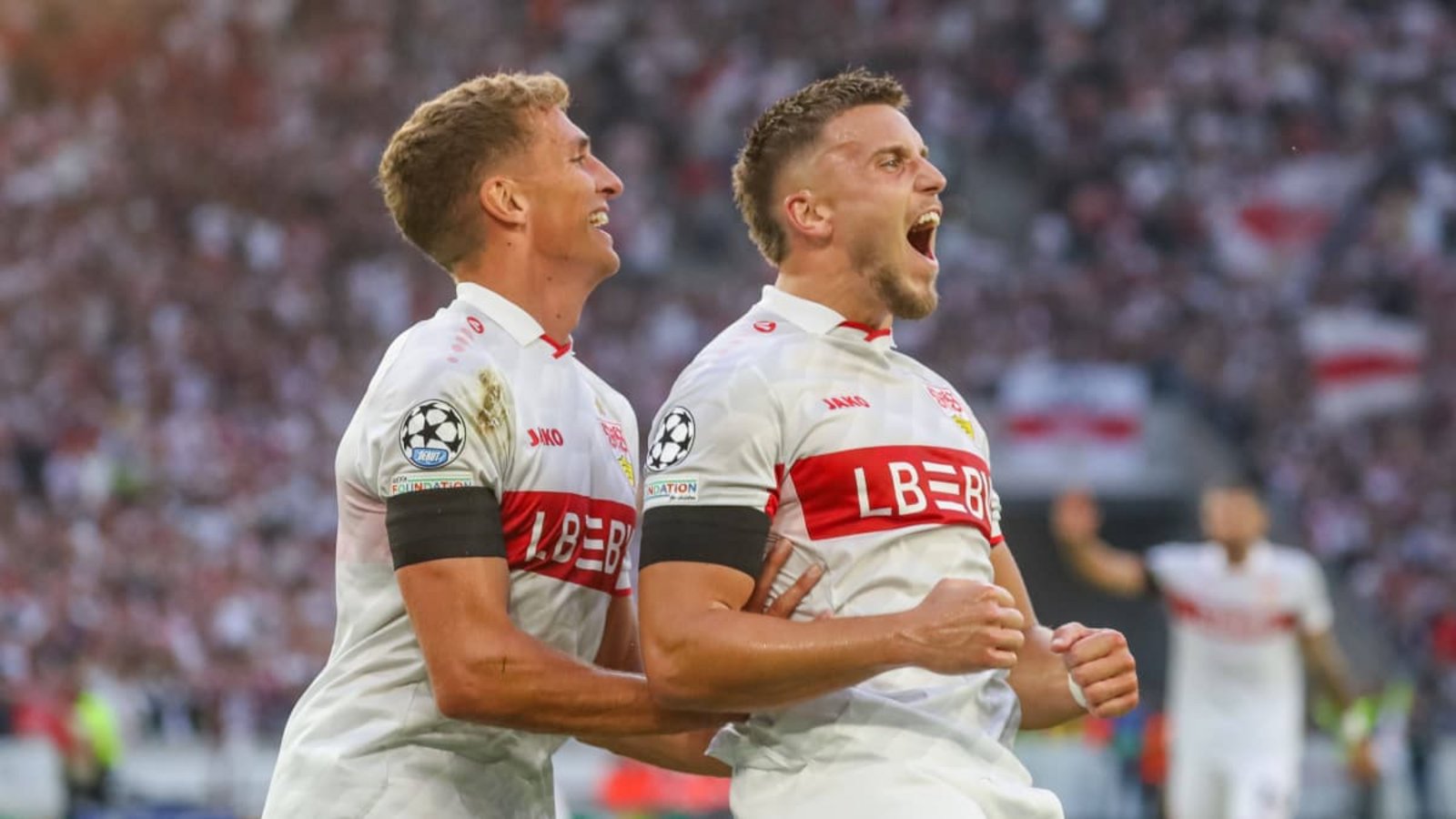 Nach seinem Treffer bejubelte Ermedin Demirović (r.) sein Tor gemeinsam mit Grischa Prömel. Mit seinem Hattrick trug er maßgeblich zum Sieg des VfB Stuttgart bei.IMAGO/Pressefoto Rudel/Herbert Rudel Nach seinem Treffer bejubelte Ermedin Demirović (r.) sein Tor gemeinsam mit Grischa Prömel. Mit seinem Hattrick trug er maßgeblich zum Sieg des VfB Stuttgart bei.IMAGO/Pressefoto Rudel/Herbert Rudel