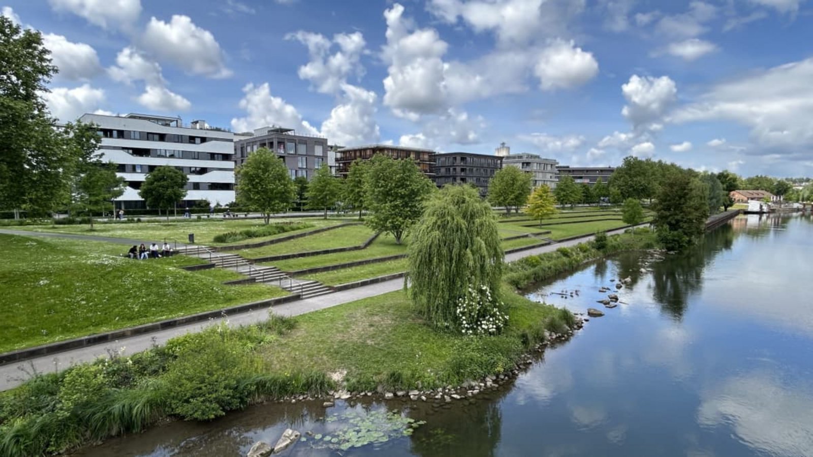Der Neckarbogen in Heilbronn gilt als Vorzeigeviertel. Es ist autoarm, grün – und liegt am Wasser. Früher befand sich hier eine mehrspurige Straße.Lisa Kutteruf Der Neckarbogen in Heilbronn gilt als Vorzeigeviertel. Es ist autoarm, grün – und liegt am Wasser. Früher befand sich hier eine mehrspurige Straße.Lisa Kutteruf