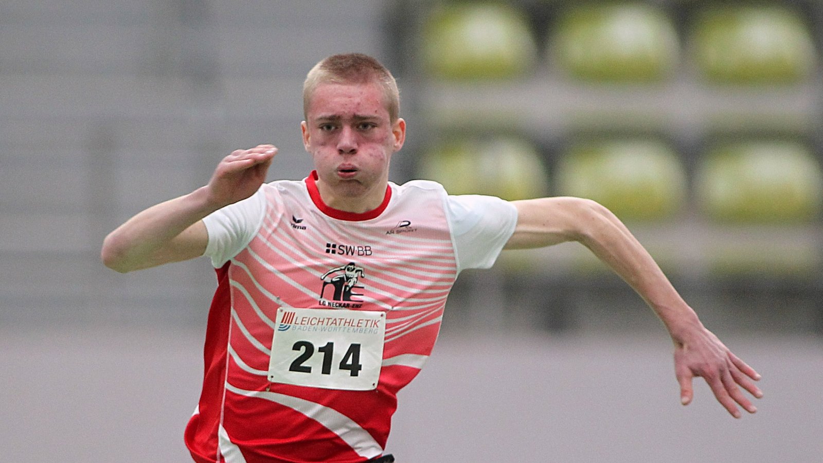 Der Sersheimer Joshua Schumm – hier beim Hürdenlauf – verletzt sich bei den Mehrkampfmeisterschaften beim Stabhochsprung schwer. Foto: Archiv/Görlitz Der Sersheimer Joshua Schumm – hier beim Hürdenlauf – verletzt sich bei den Mehrkampfmeisterschaften beim Stabhochsprung schwer. Foto: Archiv/Görlitz