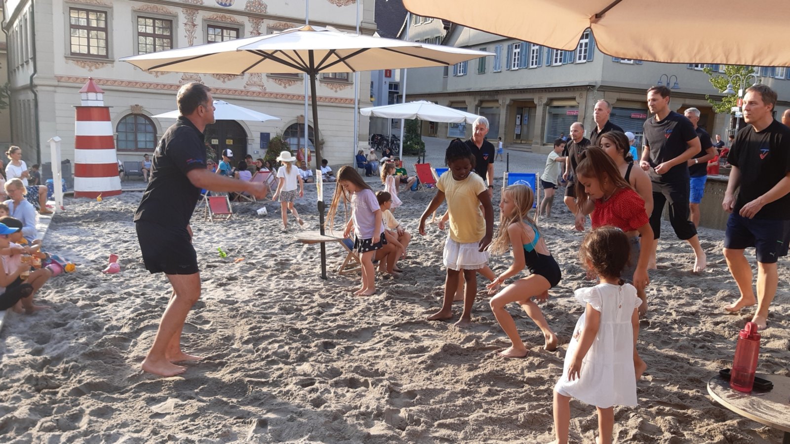Heute wird das Vaihinger Strandleben um 14 Uhr mit dem Löwenchor und der Bläserklasse eröffnet (siehe auch nächste Seite unter Termine). Ab 14 Uhr startet auch die Bewirtung durch Turnen und Fitness des TV Vaihingen. Es gibt süße und herzhafte Crêpes. Rund 30 ehrenamtlichel Helfer und acht Kinder und Jugendliche sind beim Crêpes-Verkauf an diesem Tag im Einsatz. Foto: p