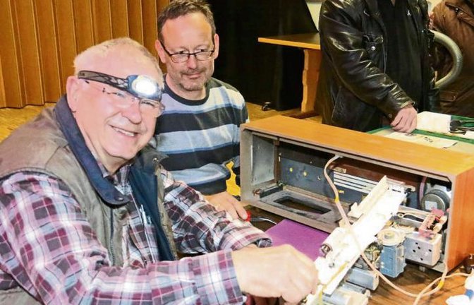 Peter Kurfiss vertieft sich mit Stirnlampe bewehrt in ein Röhrenradio.  Fotos: Rücker