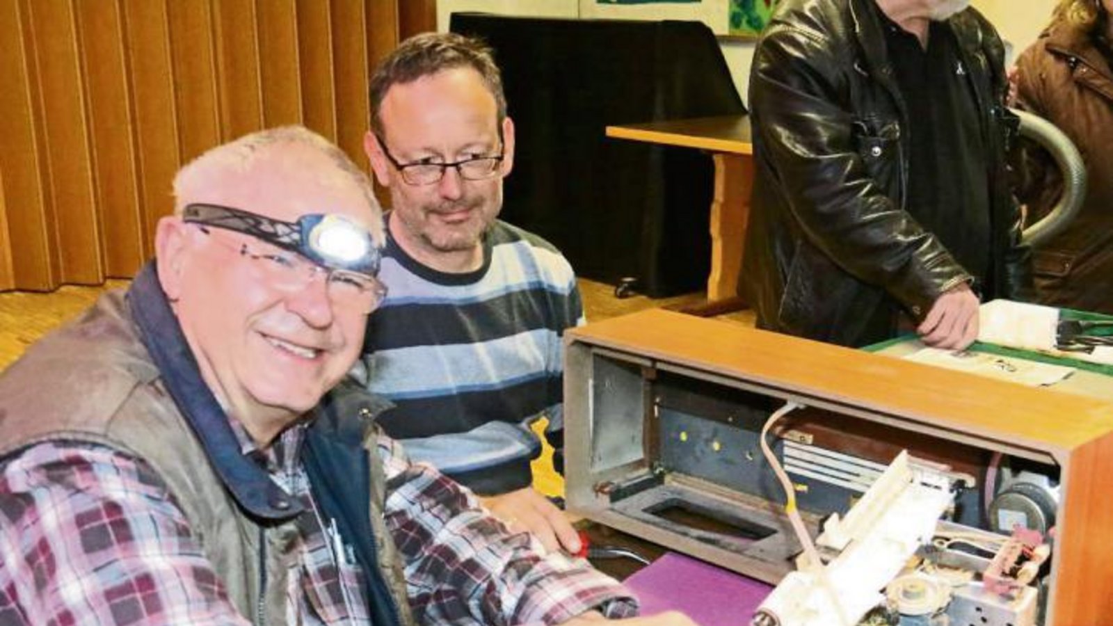 Peter Kurfiss vertieft sich mit Stirnlampe bewehrt in ein Röhrenradio. Fotos: Rücker Peter Kurfiss vertieft sich mit Stirnlampe bewehrt in ein Röhrenradio. Fotos: Rücker