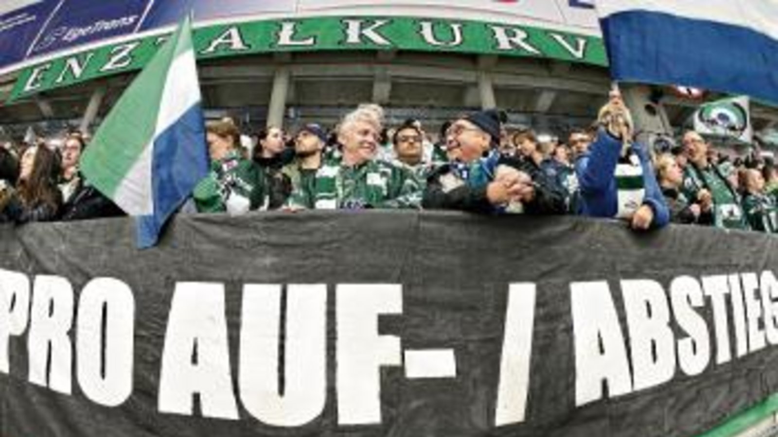 Fans der DEL-2-Clubs wie hier in Bietigheim sprechen sich schon lange für eine sportliche Verzahnung der Ligen aus. Foto: Baumann Fans der DEL-2-Clubs wie hier in Bietigheim sprechen sich schon lange für eine sportliche Verzahnung der Ligen aus. Foto: Baumann