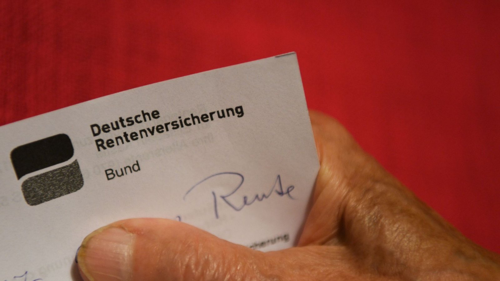 Eine ältere Frau hält ihren Rentenbescheid in der Hand.Foto: Felix Kästle/dpa/Felix Kästle Eine ältere Frau hält ihren Rentenbescheid in der Hand.Foto: Felix Kästle/dpa/Felix Kästle