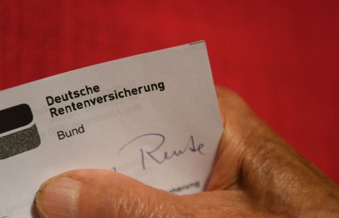 Eine ältere Frau hält ihren Rentenbescheid in der Hand.<span class='image-autor'>Foto: Felix Kästle/dpa/Felix Kästle</span>
