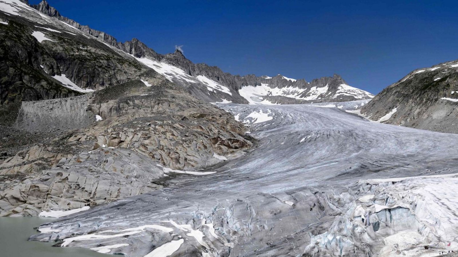 Das obere Bild zeigt den Rhonegletscher im Jahr 2015, das untere Bild zeigt den Gletscher an der selben Stelle drei Jahre später.Foto: AFP/FABRICE COFFRINI