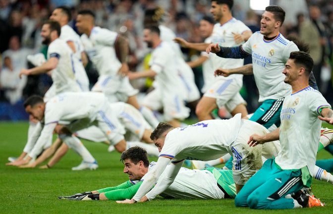 Die Spieler von Real Madrid feiern ihren Finaleinzug.<span class='image-autor'>Foto: Manu Fernandez/AP/dpa</span>