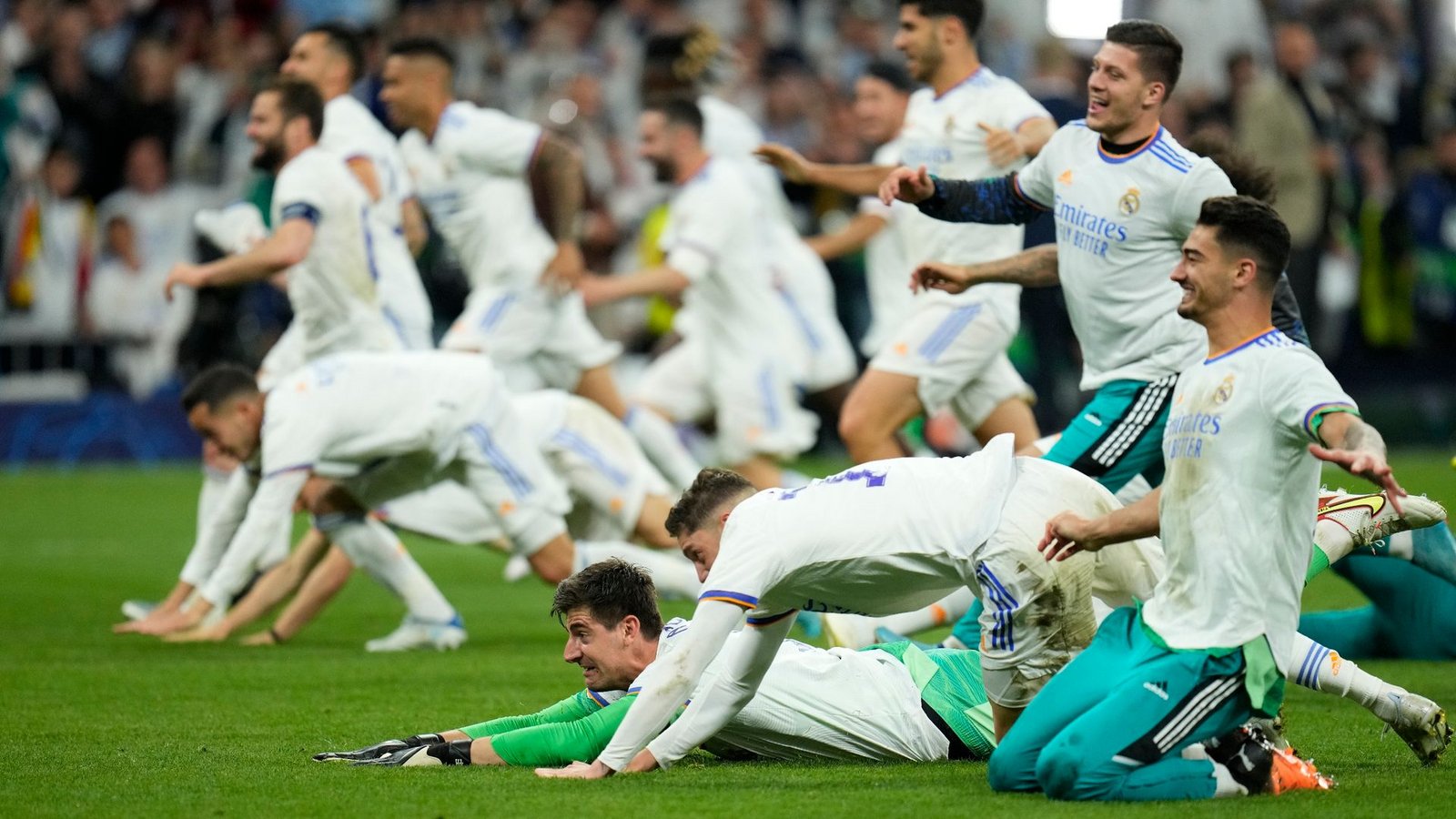 Die Spieler von Real Madrid feiern ihren Finaleinzug.Foto: Manu Fernandez/AP/dpa