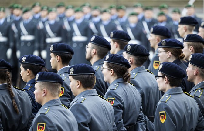 Gelöbnis von Rekruten der Bundeswehr: Der Truppe fehlt der Nachwuchs, viele Dienstposten sind unbesetzt.<span class='image-autor'>Foto: dpa/Michael Matthey</span>