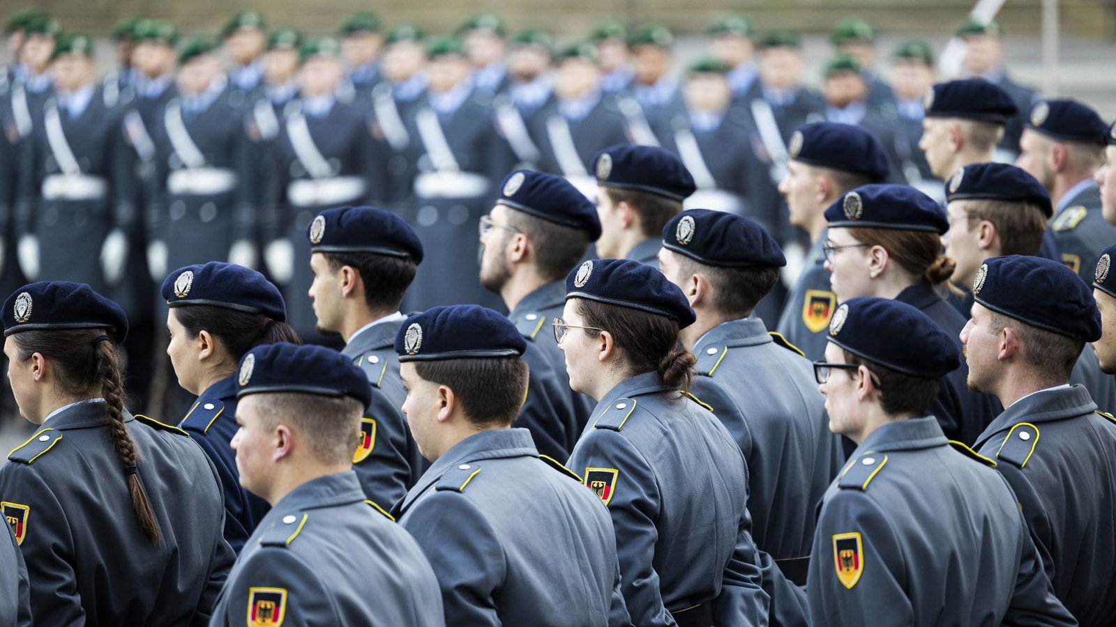 Gelöbnis von Rekruten der Bundeswehr: Der Truppe fehlt der Nachwuchs, viele Dienstposten sind unbesetzt.Foto: dpa/Michael Matthey