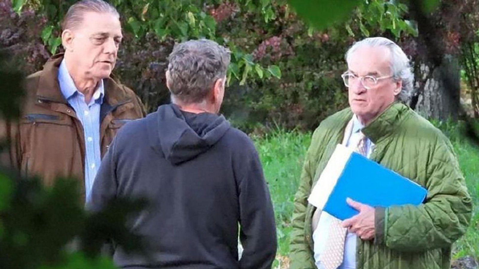 Rüdiger von Pescatore, Marco van H. und Heinrich XIII. Prinz Reuß bei einem von der Polizei observierten Treffen im Reuß’schen Jagdschloss Waudmannshail in Bad Lobenstein im thüringen Landkreis Saale-Orla. Hier sollen die mutmaßlichen Verschwörer den Sturz der Bundesregierung geplant haben.Foto: Rüdiger von Pescatore, Marco van H. und Heinrich XIII. Prinz Reuß bei einem von der Polizei observierten Treffen im Reuß’schen Jagdschloss Waudmannshail in Bad Lobenstein im thüringen Landkreis Saale-Orla. Hier sollen die mutmaßlichen Verschwörer den Sturz der Bundesregierung geplant haben.Foto: 