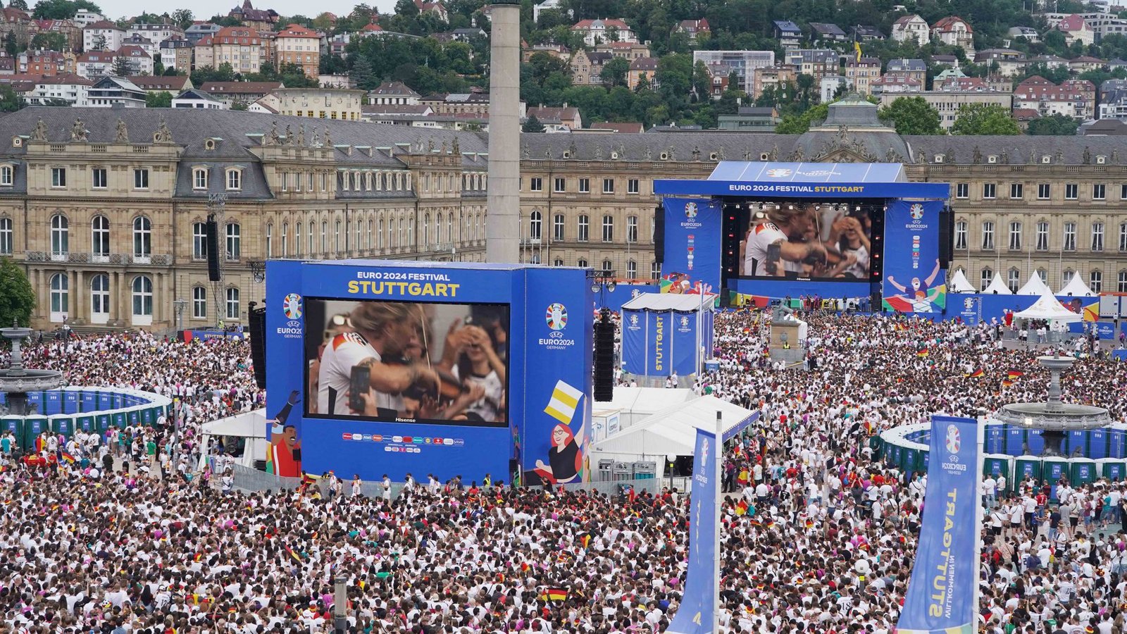 Zehntausende verfolgten die EM-Spiele auf dem Stuttgarter Schlossplatz.Foto: And/eas Rosar Zehntausende verfolgten die EM-Spiele auf dem Stuttgarter Schlossplatz.Foto: And/eas Rosar