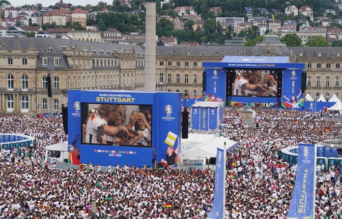 Zehntausende verfolgten die EM-Spiele auf dem Stuttgarter Schlossplatz.<span class='image-autor'>Foto: And/eas Rosar</span>