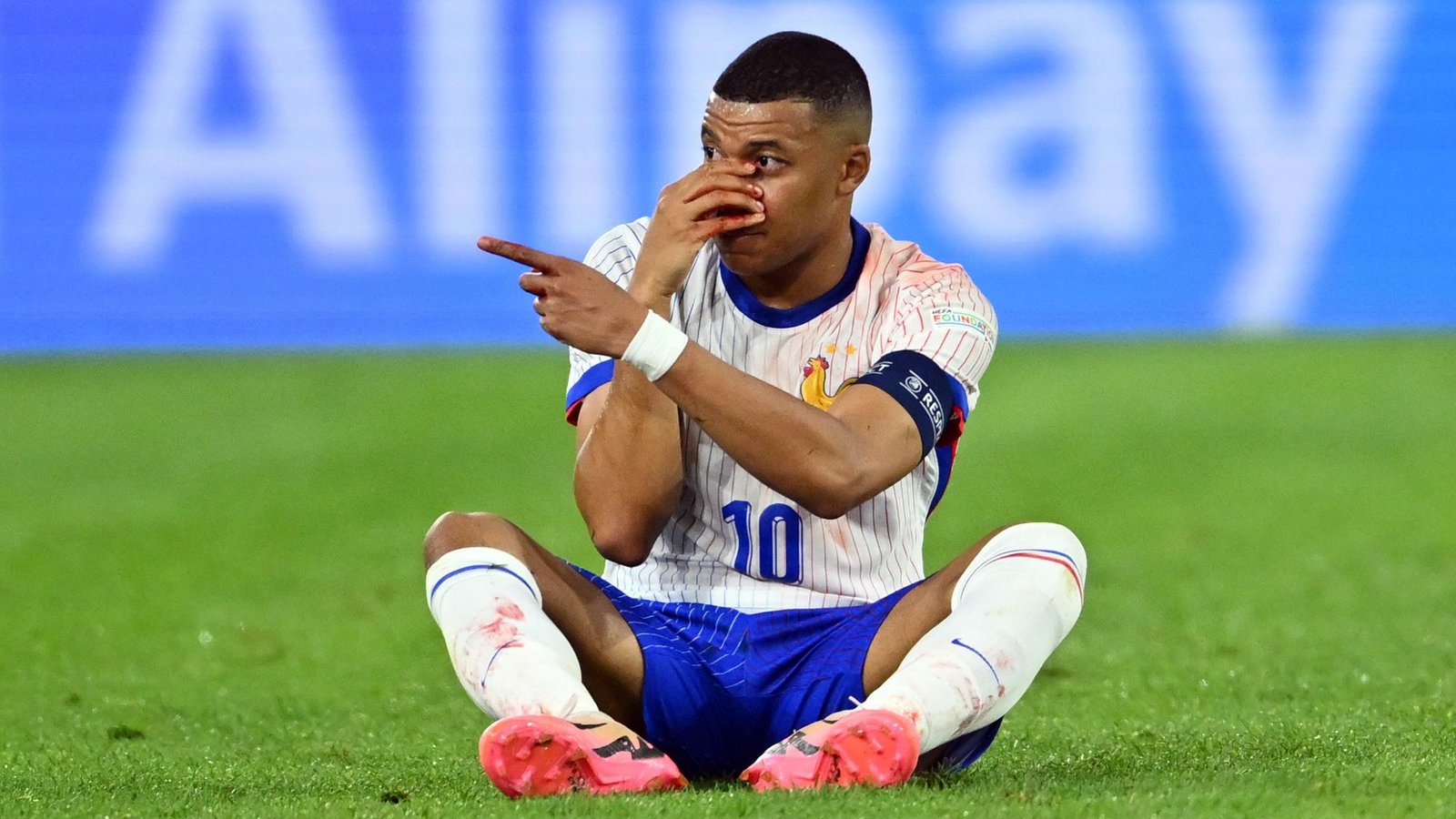Warum trägt Kylian Mbappé eine Maske?