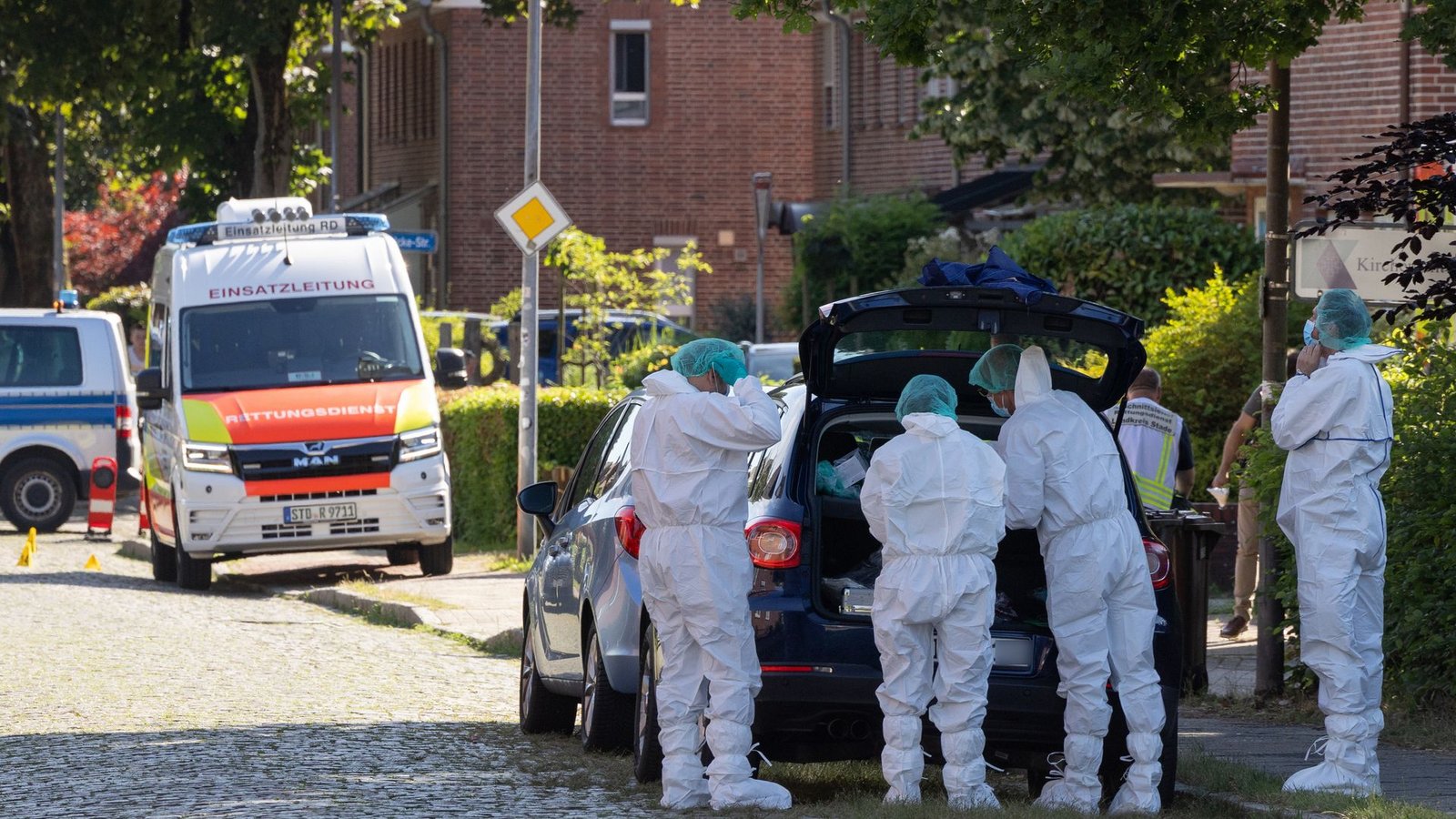 Sechs Menschen werden in Stade erschossen, weitere Verletzte gibt es aber - anders als zunächst berichtet - nicht.Foto: Ulrich Perrey/dpa