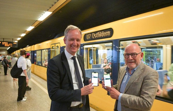 Hoffnungsvoller Start: Landesverkehrsminister Winfried Hermann (r.) präsentiert im Juni 2023 mit dem damaligen kaufmännischen Vorstand der Stuttgarter Straßenbahnen (SSB), Mario Laube,  die neue App für den Ticketkauf.<span class='image-autor'>Foto: LICHTGUT/Max Kovaleno</span>
