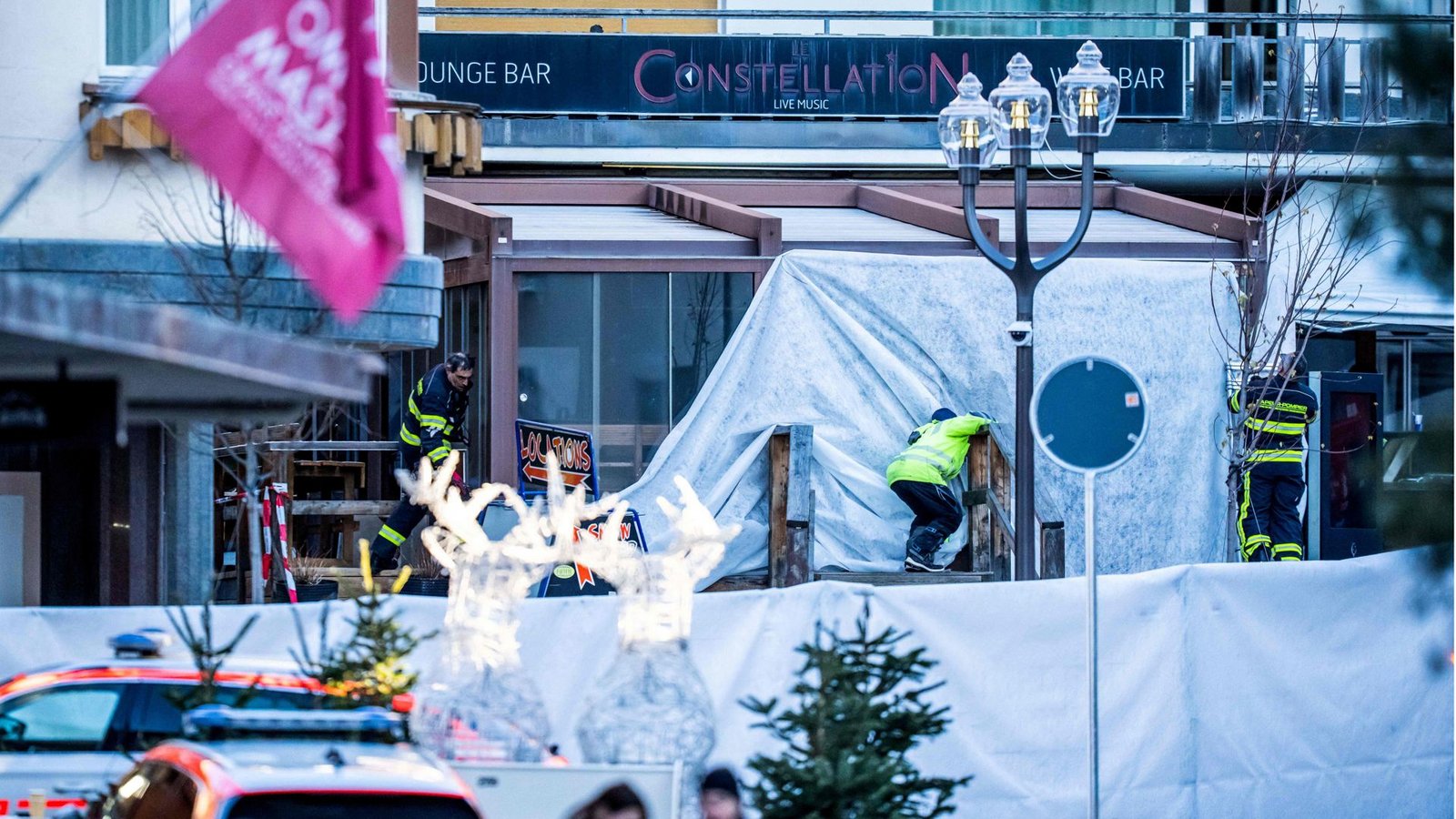 In der Bar „Le Constellation“ an der Hauptstraße des Ortes brach das Feuer aus.Foto: AFP/Maxime Schmid