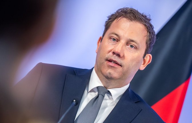 In gewisser Schieflage ist der Etat, den Finanzminister Lars Klingbeil (SPD) gestern im Kabinett präsentierte.<span class='image-autor'>Foto: Michael Kappeler/dpa</span>