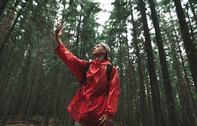Die Funkloch-App der Bundesnetzagentur zeigt, wie gut das Mobilfunknetz wirklich ist. Wie die App funktioniert, welche Daten erhoben werden & warum sich die Teilnahme lohnt.<span class='image-autor'>Foto: Bodnar.photo / Shutterstock.com</span>