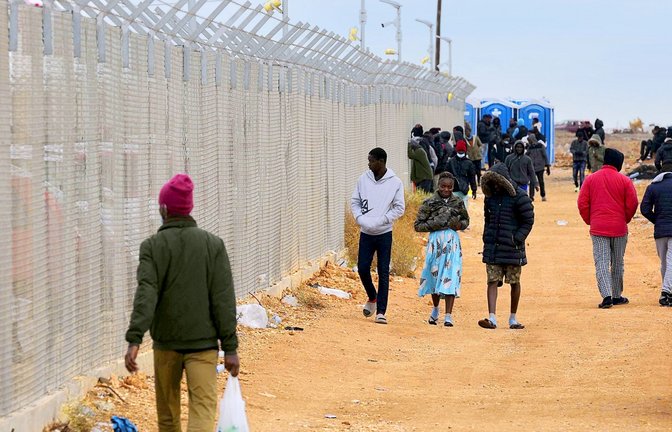 Flüchtlinge auf Zypern, die auf ein Asylverfahren warten.<span class='image-autor'>Foto: dpa/Petros Karadjias</span>