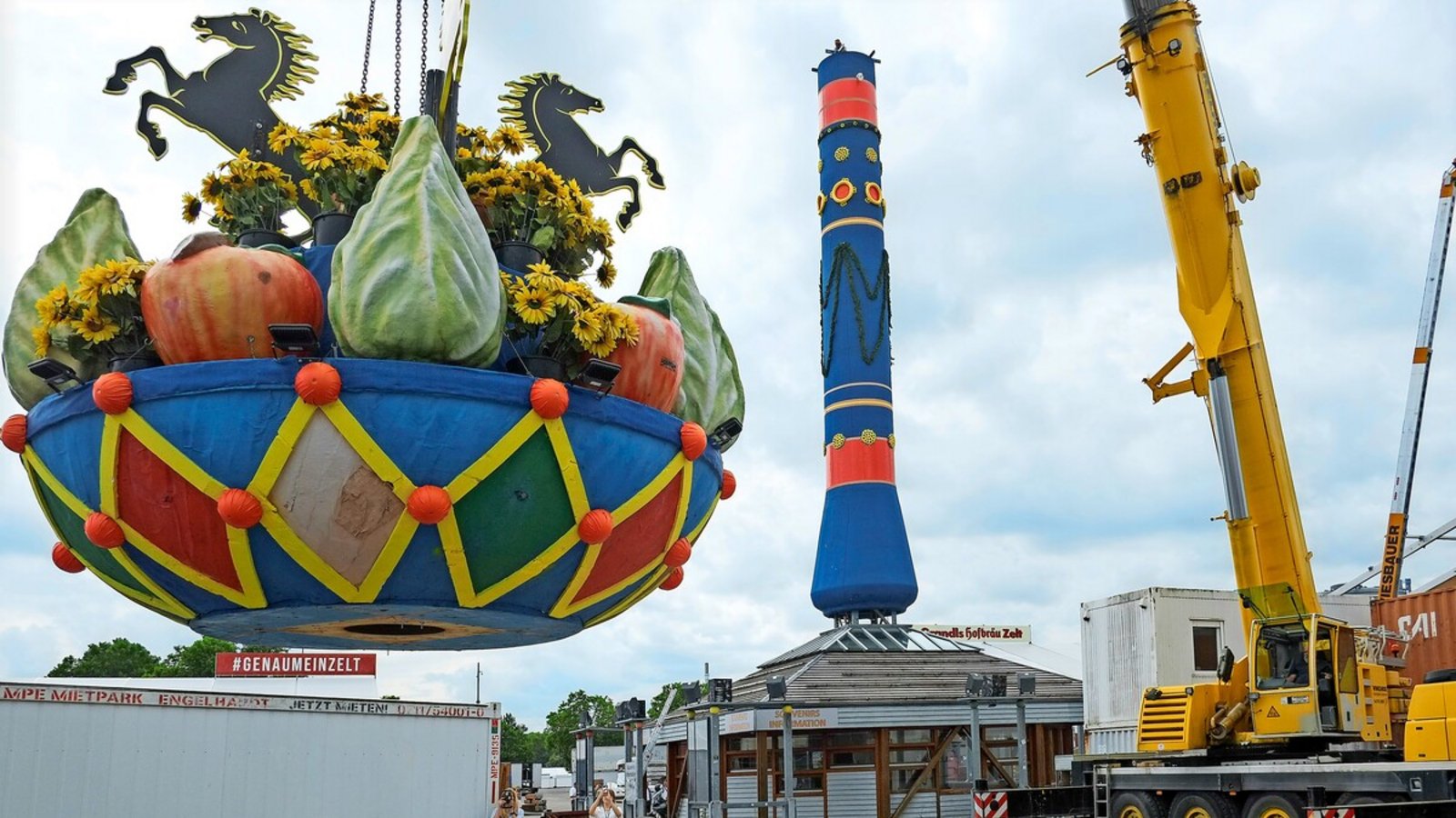 Die Fruchtsäule steht wieder – das Wahrzeichen für das Cannstatter VolksfestDie Fruchtsäule steht wieder – das Wahrzeichen für das Cannstatter VolksfestFoto: LICHTGUT/Max Kovalenko Die Fruchtsäule steht wieder – das Wahrzeichen für das Cannstatter VolksfestDie Fruchtsäule steht wieder – das Wahrzeichen für das Cannstatter VolksfestFoto: LICHTGUT/Max Kovalenko