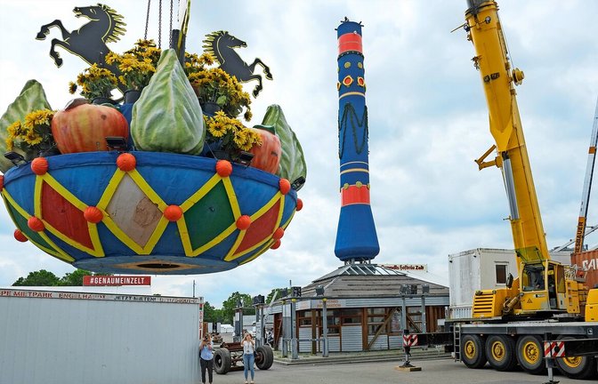 Die Fruchtsäule steht wieder – das Wahrzeichen für das Cannstatter VolksfestDie Fruchtsäule steht wieder – das Wahrzeichen für das Cannstatter Volksfest<span class='image-autor'>Foto: LICHTGUT/Max Kovalenko</span>