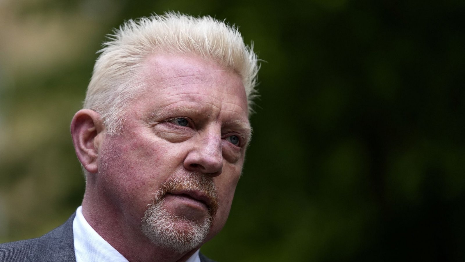 Bereits im Jahr 2002 verurteilt das Landgericht München Boris Becker wegen Steuerhinterziehung zu einer Bewährungsstrafe. 2022 wird er schließlich von einem Londoner Gericht wegen Insolvenzdelikten zu einer zweieinhalbjährigen Gefängnisstrafe verurteilt, von der er siebeneinhalb Monate verbüßt.Foto: dpa/Frank Augstein Bereits im Jahr 2002 verurteilt das Landgericht München Boris Becker wegen Steuerhinterziehung zu einer Bewährungsstrafe. 2022 wird er schließlich von einem Londoner Gericht wegen Insolvenzdelikten zu einer zweieinhalbjährigen Gefängnisstrafe verurteilt, von der er siebeneinhalb Monate verbüßt.Foto: dpa/Frank Augstein